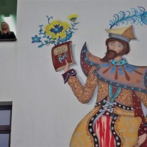 PIerwszy kwiat z zielnika Wyspiańskiego zerwany przez dyrekcję Szkoły Podstawowej w Bibicach, na której namalowany został mural.
